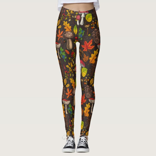 Herbstpilze, Blätter, Nüsse und Beeren im Dunkeln Leggings (Vorderseite)