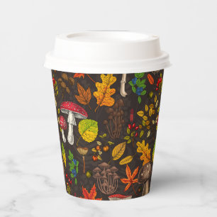 Herbstpilze, Blätter, Nüsse und Beeren im Dunkeln Pappbecher