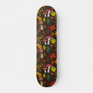 Herbstpilze, Blätter, Nüsse und Beeren im Dunkeln Skateboard