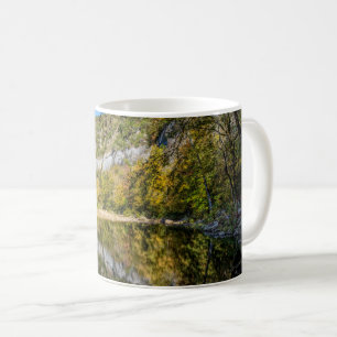 Herbstreflexionen am Buffalo National River Kaffeetasse