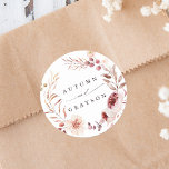 Herbstromanische Blumenzeremonie Runder Aufkleber<br><div class="desc">Dieser Hochzeitsaufkleber verfügt über einen Aquarellkranz aus Dahlien,  Rose im Garten,  Peony und Mohn in bordeauxrot,  Maron,  Rosa im Rot über Herbstlauben. Klicken Sie auf die SCHALTFLÄCHE BLAUE DESIGN TOOL,  um eine erweiterte Anpassung dieses Designs zu erhalten. Matching-Elemente sind ebenfalls verfügbar.</div>