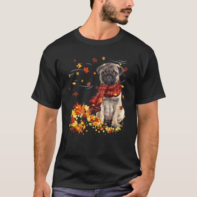 Herbstschal Mops Hund Herbst Blätter fallen T-Shirt (Vorderseite)