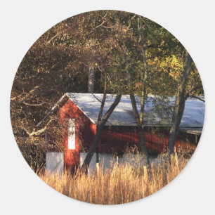 Herbstscheune in Zentral-Maryland Runder Aufkleber