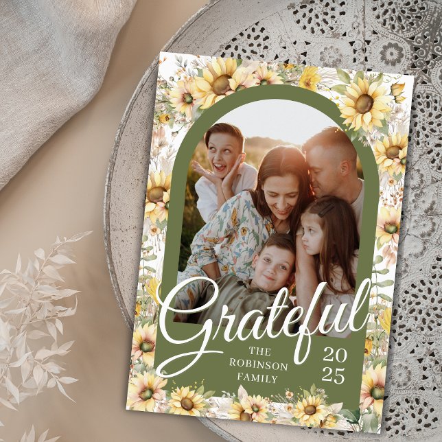 Herbstsonnenklettern Erdsonde Dankbarer Erntedank Feiertagskarte (elegant grateful happy thanksgiving card with arch family photo, name and year on front back message)