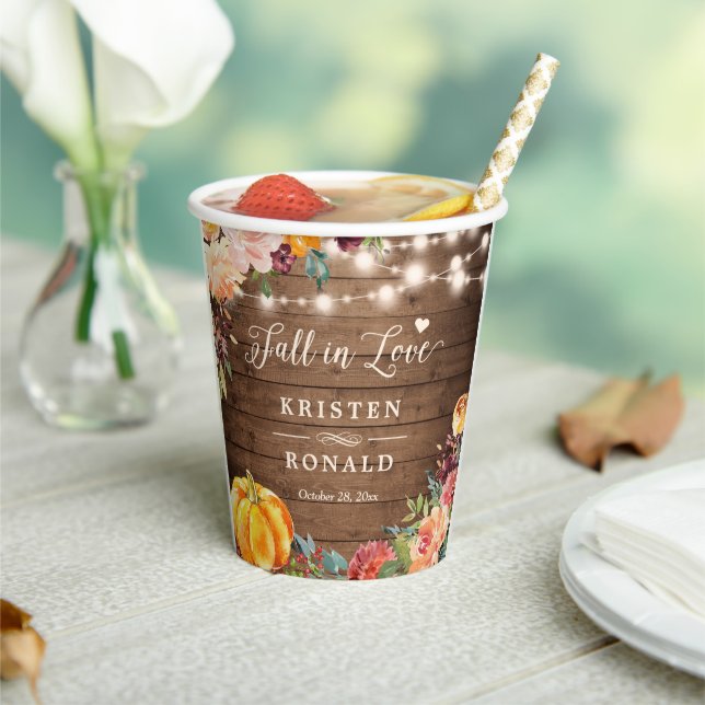 Herbstsonnenlichter in der Liebe fallen Pappbecher (In Situ)