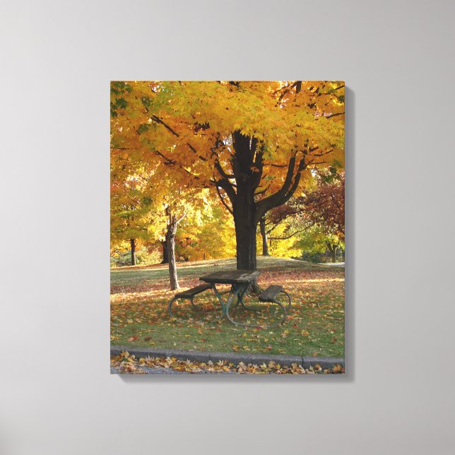 Herbstszene mit Picknicktisch. Leinwanddruck (Vorderseite)