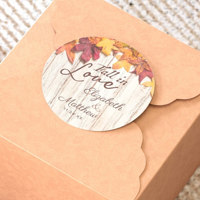 Herbstverfall in der Liebe; Rustikale Holzverheira Runder Aufkleber (Fall in Love Wedding sticker is perfect for an autumn wedding with the changing of the leaves.)