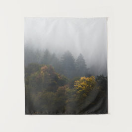 Herbstwald in Nebel gewickelt Wandteppich