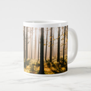 Herbstwald mit Sonnenstrahlen Jumbo-Tasse
