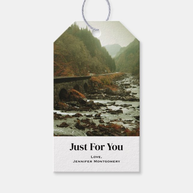 Herbstwald und Flusslandschaft Geschenkanhänger (Vorderseite)