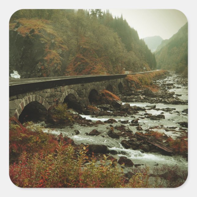 Herbstwald und Flusslandschaft Quadratischer Aufkleber (Vorderseite)