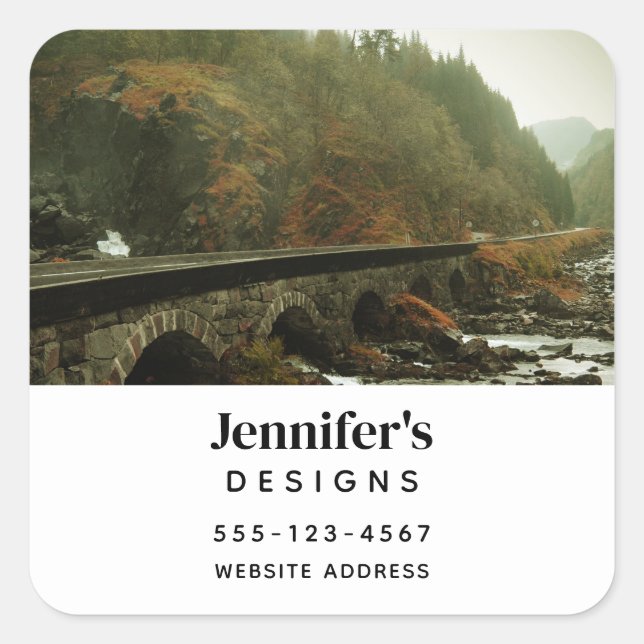 Herbstwald und Flusslandschaft Quadratischer Aufkleber (Vorderseite)