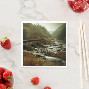 Herbstwald und Flusslandschaft Serviette