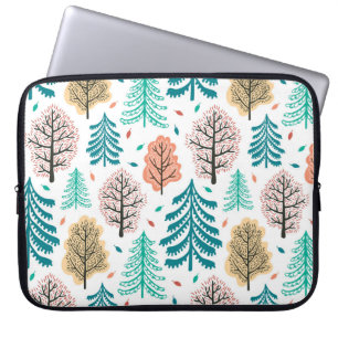 Herbstwald: Verzauberte nahtlose Szene. Laptopschutzhülle