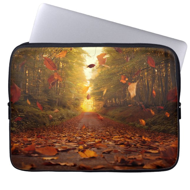 Herbstwaldweg fallende Blätter Laptopschutzhülle (Vorderseite)