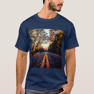 Herbstweg mit einem Wolf – Mystisches Waldkonzept T-Shirt