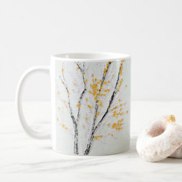 Herbstzweige mit gelben Herbstlauben Kaffeetasse