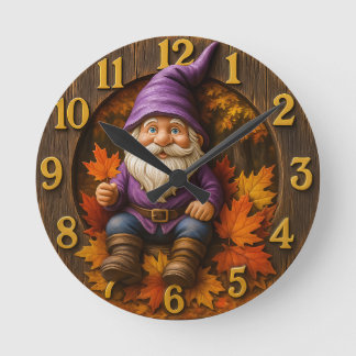 Herbstzwerg mit Ahornblättern rustikal Runde Wanduhr