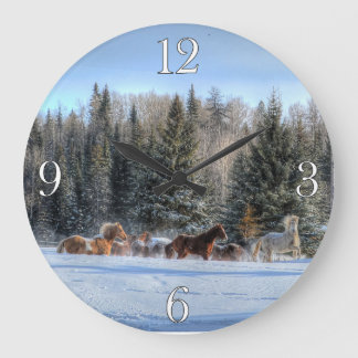 Herde der Pferde, die in ersten Winter-Schnee Große Wanduhr