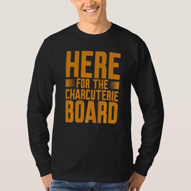 Here For The Charcuterie Board            T-Shirt (Vorderseite)