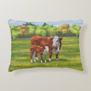 Hereford Cow & Niedlich Calf im Sommer Weide Dekokissen
