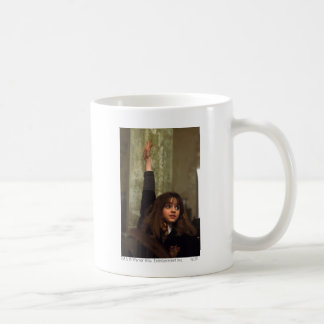 Hermione hebt Hand Kaffeetasse