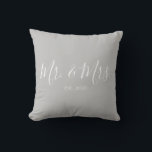 Herr & Frau Throw Pillow für das neue Jahr Kissen<br><div class="desc">Herr und Frau Wurf Kissen personalisiert mit dem Jahr der Hochzeit macht eine niedliche Hochzeit oder Jubiläumsgeschenk.</div>