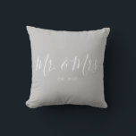 Herr & Frau Throw Pillow für das neue Jahr Kissen<br><div class="desc">Herr und Frau Wurf Kissen personalisiert mit dem Jahr der Hochzeit macht eine niedliche Hochzeit oder Jubiläumsgeschenk.</div>