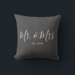 Herr & Frau Throw Pillow für das neue Jahr Kissen<br><div class="desc">Herr und Frau Wurf Kissen personalisiert mit dem Jahr der Hochzeit macht eine niedliche Hochzeit oder Jubiläumsgeschenk.</div>