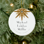 Herr   Herr Newlywed 1. Christmas Art Deco Snowfla Keramik Ornament<br><div class="desc">Das erste Weihnachtsgeschenk zeichnet sich durch das Design einer klassischen Goldschneeflocke mit Deko-Text aus. Ein minimalistisches Design bietet eine Goldschneeflocke mit dem Namen des frisch vermählten Ehepaares, der in einem stilvollen Deko-Schriftart gedruckt wurde; der erste Weihnachtsgeschmack und das Datum werden angepasst. Ein perfekter Sake für frisch verheiratete Paare, die jedes...</div>