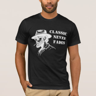 Herr im Vintage-Stil mit Fedora-Hut T-Shirt