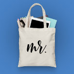 Herr Modern Wedding Script Tote Bag Tragetasche<br><div class="desc">Girly-Girl-Graphics bei Zazzle: Mr. Modern Groom Wedding Customizable Extravagant Black Script Calligraphy Lettering Typografy Budget Tote Bag bietet ein trendiges stilvolles Design, das ein einzigartig schönes Hochzeitsgeschenk für sich selbst, die besten Freunde oder die Familie des neu verheirateten Bräutigams oder Bräutigam ist. Vielen Dank für Ihren Kauf. #wedding #style #masculine...</div>