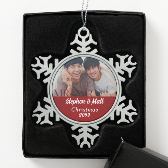 Herr & Mr. Red Gay Marriage Christmas Foto Schneeflocken Zinn-Ornament (Box)
