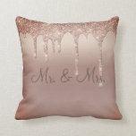 Herr & Mrs Bronze Glitzer Wedding Keepake Elegant Kissen<br><div class="desc">Schöner Bronze-Satin-Look Glitzer "Mr. & Mrs. "I Liebe you" Kissen. Wie hübsch wäre das auf einem Bett oder einem Wohnzimmer in einem Schlafzimmer? Eine Seite ist für die neue Herren und Frau,  die andere Seite hat "I Liebe You" Typografie.</div>