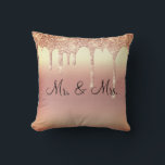 Herr & Mrs. Glitzer Wedding Keepake Elegant Kissen<br><div class="desc">Schöner Satin-Look Glitzer "Mr. & Mrs. "I Liebe you" Kissen. Wie hübsch wäre das auf einem Bett oder einem Wohnzimmer in einem Schlafzimmer? Eine Seite ist für die neue Herren und Frau,  die andere Seite hat "I Liebe You" Typografie.</div>