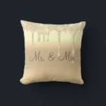 Herr & Mrs. Gold Glitzer Wedding Keepake Elegant Kissen<br><div class="desc">Schöner Glitzer in Gold-Look "Mr. & Mrs. "I Liebe you" Kissen. Wie hübsch wäre das auf einem Bett oder einem Wohnzimmer in einem Schlafzimmer? Eine Seite ist für die neue Herren und Frau,  die andere Seite hat "I Liebe You" Typografie.</div>