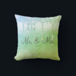 Herr & Mrs Green Glitzer Keepake Elegant Kissen<br><div class="desc">Schöner grüner Glitzer Satin-Look Glitzer "Mr. & Mrs. "I Liebe you" Kissen. Wie hübsch wäre das auf einem Bett oder einem Wohnzimmer in einem Schlafzimmer? Eine Seite ist für die neue Herren und Frau, die andere Seite hat "I Liebe You" Typografie.</div>