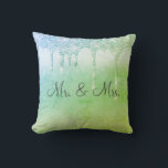 Herr & Mrs Green Glitzer Keepake Elegant Kissen<br><div class="desc">Schöner grüner Glitzer Satin-Look Glitzer "Mr. & Mrs. "I Liebe you" Kissen. Wie hübsch wäre das auf einem Bett oder einem Wohnzimmer in einem Schlafzimmer? Eine Seite ist für die neue Herren und Frau,  die andere Seite hat "I Liebe You" Typografie.</div>