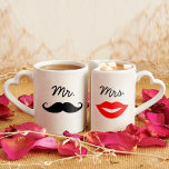 Herr & Mrs Lips & Mustache Liebestassen<br><div class="desc">Das perfekte Geschenk für ein Paar,  das lustige und moderne Design ist mit einem schwarzen Schnurrbart auf der "Mr." Tasse und roten Lippen auf der "Mrs." Tasse.</div>