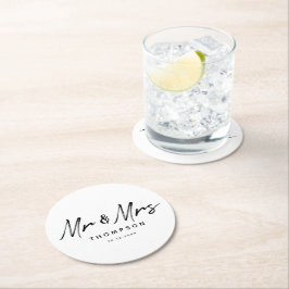 Herr & Mrs. Modern Schwarz-weiß Script Wedding Runder Pappuntersetzer