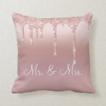 Herr & Mrs. Pink Glitzer Elegant Wedding Kissen<br><div class="desc">Schöner pinkfarbener satinierter Glitzer Mr. Und Mrs.,  ich Liebe,  Sie kissen. Wie hübsch wäre das auf einem Bett oder einem Wohnzimmer in einem Schlafzimmer? Eine Seite ist für - die neue Herrin und Frau,  die andere Seite hat "I Liebe You" Typografie.</div>