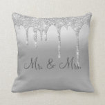 Herr & Mrs. Silver Glitzer Wedding Keepake Elegant Kissen<br><div class="desc">Schöner silberner Satin-Look Glitzer "Mr. & Mrs. "I Liebe you" Kissen. Wie hübsch wäre das auf einem Bett oder einem Wohnzimmer in einem Schlafzimmer? Eine Seite ist für die neue Herren und Frau,  die andere Seite hat "I Liebe You" Typografie.</div>