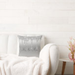Herr & Mrs. Silver Glitzer Wedding Keepake Elegant Kissen<br><div class="desc">Schöner silberner Satin-Look Glitzer "Mr. & Mrs. "I Liebe you" Kissen. Wie hübsch wäre das auf einem Bett oder einem Wohnzimmer in einem Schlafzimmer? Eine Seite ist für die neue Herren und Frau,  die andere Seite hat "I Liebe You" Typografie.</div>