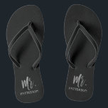 Herr Nachname Flip Flops mit Silberstreifen<br><div class="desc">Herr Nachname Flip Flops mit Silberfolien Typografie. Die Flip Flops können mit Mrs. Gold Flip Flops gepaart werden.</div>
