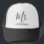 Herr Nachname Simple Husband Groom Newlywed Truckerkappe<br><div class="desc">Einfache LKW-Hut mit "Mr." in einem eleganten Skript zusammen mit Ihrem Nachnamen in schwarz über einem weißen Hintergrund. Dieser moderne LKWer ist ein großartiges Hochzeitsgeschenk für einen Bräutigam,  den er auf seinen Flitterwochen tragen kann.</div>