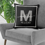 Herr Name Black Newlywed Monogram Kissen<br><div class="desc">Personalisierte Mr. und Mrs. Monogram Kissen mit Jahr eingerichtet. Dieses elegante, frisch verheiratete Kissen ist der perfekte Weg, um gemeinsam ein neues Leben zu feiern. Das Design weist einen fett grauen Initial im Hintergrund auf, der ihren Nachnamen darstellt, mit "Mr. and Mrs.", wunderschön geschrieben unter der schick weißen Schrift Kalligrafie....</div>