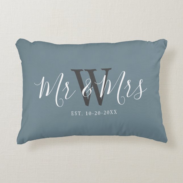 Herr Newlyweds Dusty Blue Script Monogram Dekokissen (Vorderseite)