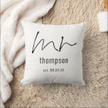 Herr Script Groom zu sein Name Keepake Kissen<br><div class="desc">Mr. Script Groom zu sein Name Keepake. Ideal für die Geschenkboxen der Braut vor dem Hochzeitstag für ihren zukünftigen Ehemann. Personalisieren Sie einfach den Namen und das Hochzeitsdatum. Das gleiche Design ist auf beiden Seiten.</div>