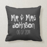 Herr und Frau Black Chalkboard Hochzeitskissen Kissen<br><div class="desc">Angepasster Herr und Frau schwarze Chalkboard Hochzeitskissen werfen Kissen. Personalisierte Kreidekissen für Sofa oder Bett aus schwarzem Kreide.  Fun Design mit dem Namen des neuen Ehepaares. Niedliche Wohngestaltung personalisiert für Braut und Bräutigam / Ehemann und Ehefrau. Hochzeitsgeschenke für Neuvermählte.</div>