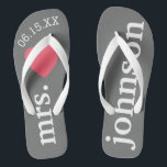 Herr und Frau Custom Text Honeymoon mit Herz Flip Flops<br><div class="desc">Ein perfektes Design für eine Hochzeit am Strand oder für die Hochzeitsreise. Ändern Sie die Frau zu Herrn,  um ein Koordinierungspaar zu machen.</div>
